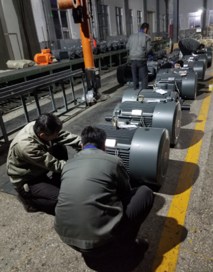 冬天車(chē)間加班趕進(jìn)度